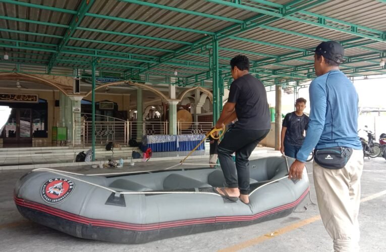 Sispala Madrasah Aliyah Permata Mojokerto Berlatih Rafting Dengan Perahu Karet