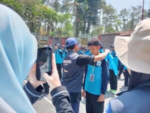 Penyematan tanda peserta