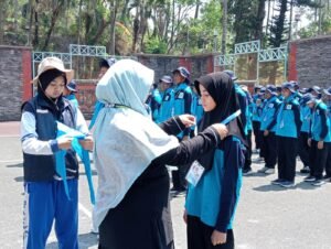 Penyematan tanda peserta putri oleh ustadzah Defi