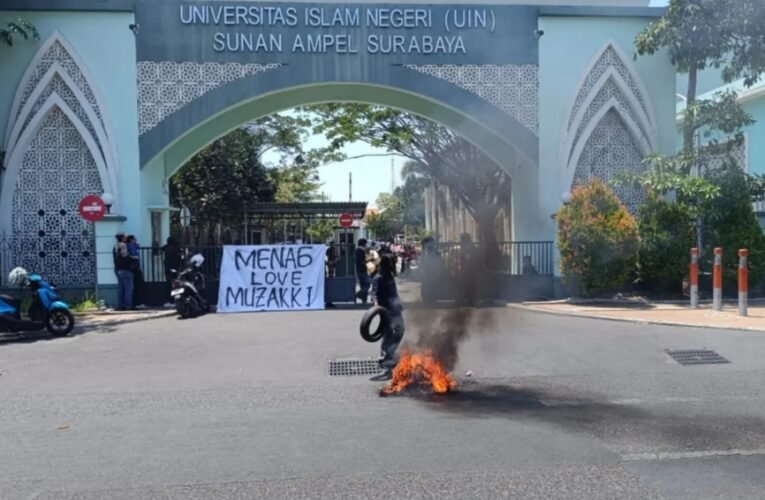 Mahasiswa UINSA Segel Gerbang Kampus, Sampaikan 7+1 Tuntutan