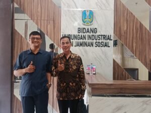 (kanan) Suryanto, S.H., M.H., (kiri) Indra W.,S.HSaat bersama di Disnaker Provinsi Jatim
