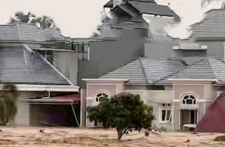 Banjir Terjang Sejumlah Wilayah di Padang, Air Capai Ketinggian 1,5 Meter