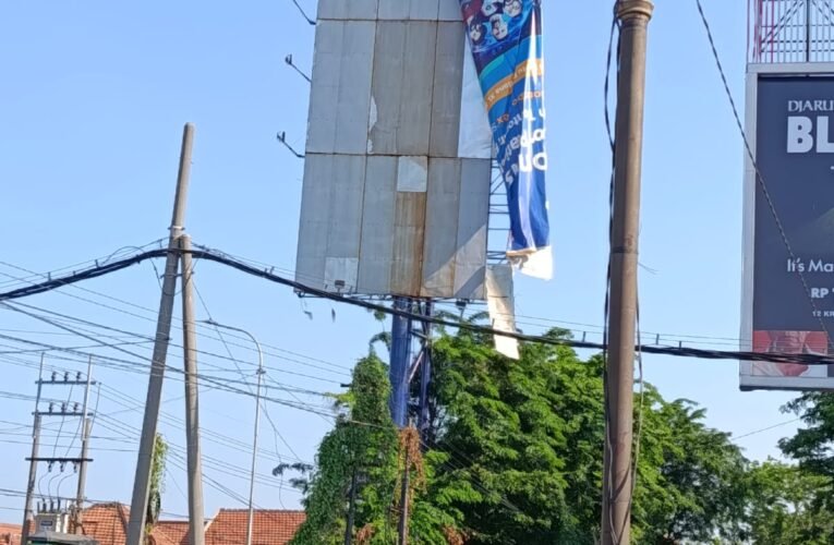 Baliho Rusak di Waru Dikeluhkan Warga, Ancam Keselamatan Pengendara
