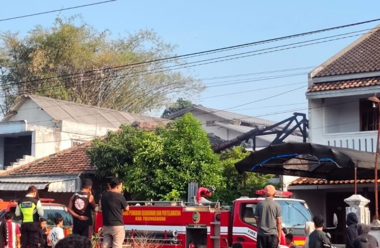 Rumah Sukarti di Ngunut Tulungagung Ludes Terbakar, Kerugian Ditaksir Lebih dari Rp 100 Juta
