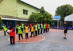 Hiromu Fujimoto pelatih dari Jepang saat memberikan arahan tehnik dasar olahraga Rugby di SMPN 18 Surabaya